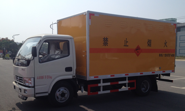 4.15米東風(fēng)銳鈴易燃液體廂式車(chē)