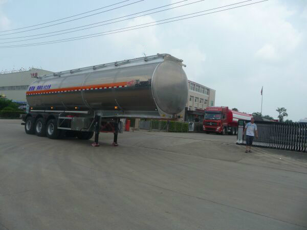 43.8方鋁合金食用油運(yùn)輸半掛車(chē) 