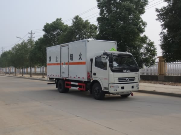 東風(fēng)5.15米國五雜項(xiàng)危險(xiǎn)物品運(yùn)輸車 